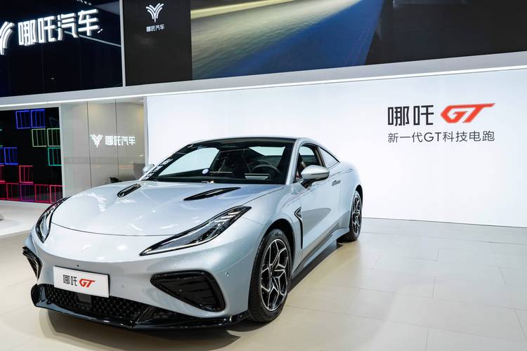 重庆203哪吒汽车在智能汽车领域的表现，领途汽车在新能源汽车市场中的影响力